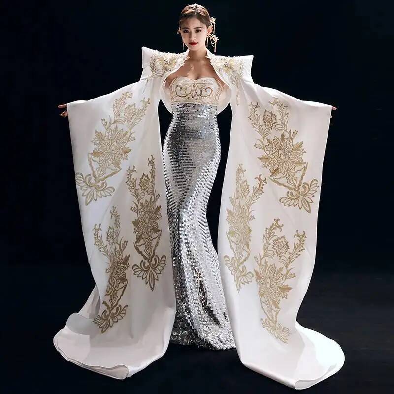 Formal Dress - Formalna suknia gospodarza jest dostojna, elegancka,